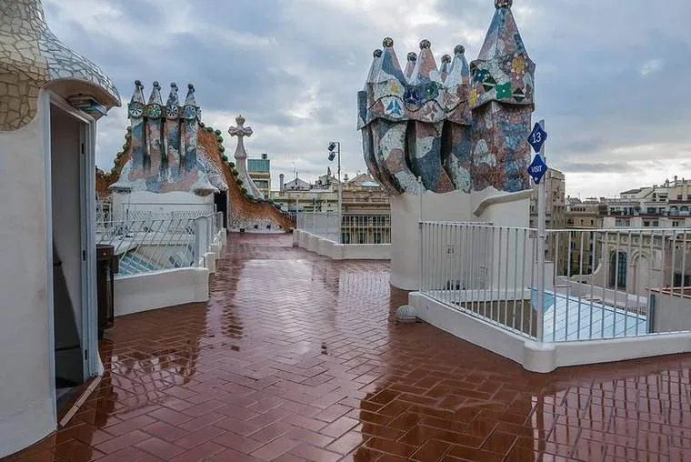 Cheminées en trencadís sur le toit-terrasse du dragon de la Casa Batlló