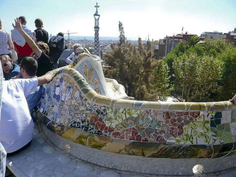 Banc ondulé en trencadís du Park Güell avec vue sur Barcelone