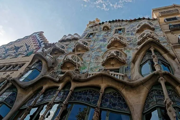 Façade en trencadís de la Casa Batlló de Gaudí sur le Passeig de Gràcia à Barcelone