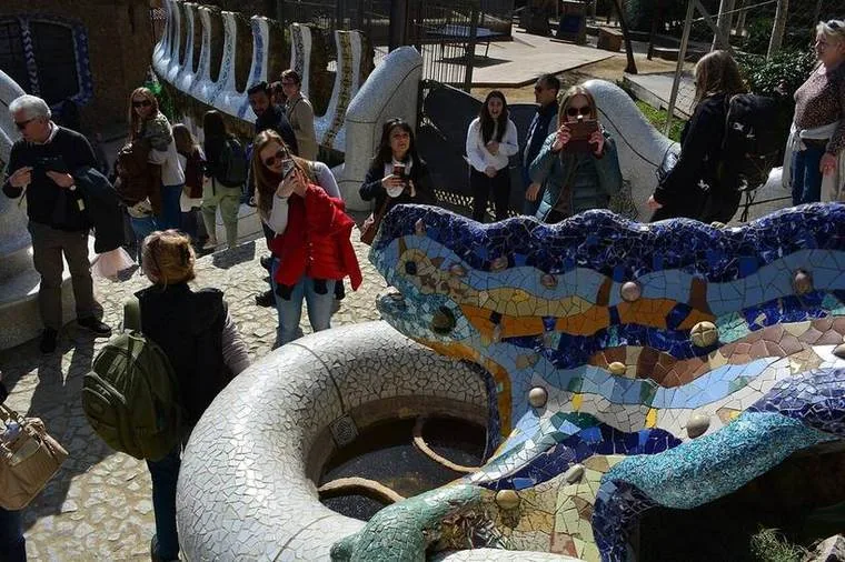 Escalier du Park Güell avec le dragon, la salamandre en mosaïque trencadís de Gaudí