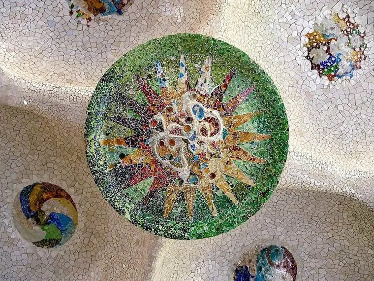 Plafond de la salle hypostyle du Park Güell avec ses médaillons en mosaïque