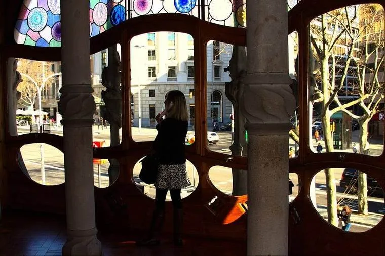 Salon de l'Étage Noble de la Casa Batlló avec ses fenêtres ondulées