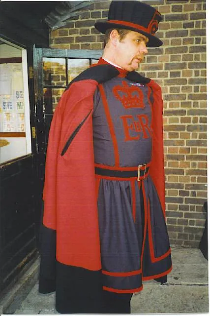 Un Yeoman Warder ou Beefeater en uniforme à la Tour de Londres