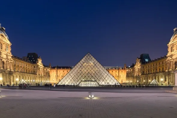 Entradas al Museo del Louvre: la pirámide de cristal en el Patio Napoleón