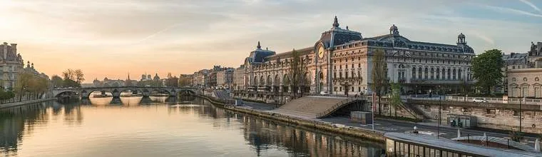 Façade du Musée d'Orsay, ancienne gare Beaux-Arts, au bord de la Seine à Paris