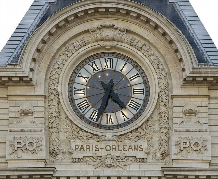 La grande horloge du Musée d'Orsay avec vue sur Paris