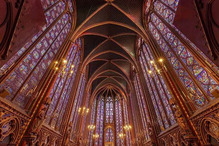 Vitraux gothiques de la chapelle haute de la Sainte-Chapelle éclairés par le soleil