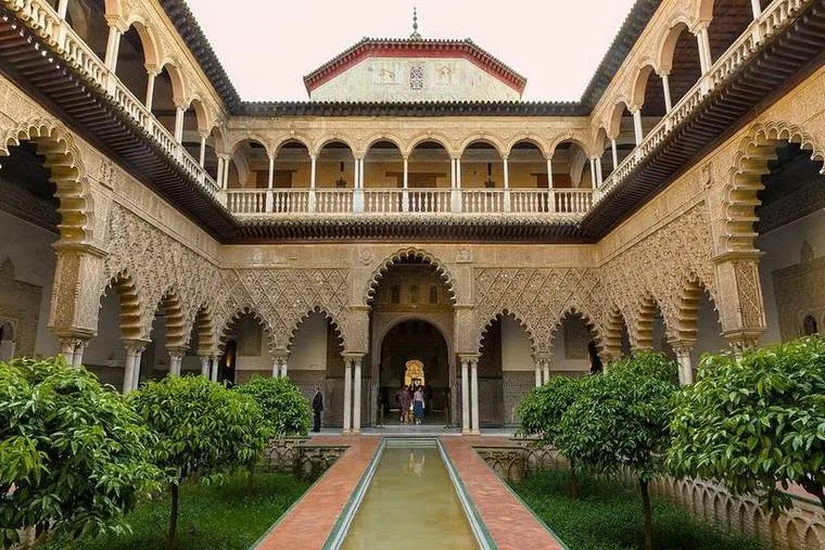 Patio de las Doncellas del Real Alcázar de Sevilla con su alberca central y arcos mudéjares